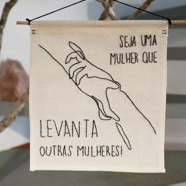 FLÂMULA BORDADA A MÃO - SEJA UMA MULHER QUE LEVANTA - FLAM004QDPB